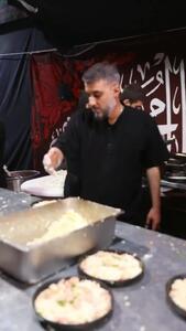 پیتزا درست کردن مداح مشهور در موکبی در عراق +فیلم