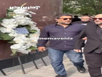 حضور جمعی از هنرمندان در مراسم یادبود پدر رامبد جوان‎