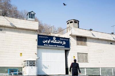 تصویری از تاجزاده در حال انتقال به زندان اوین