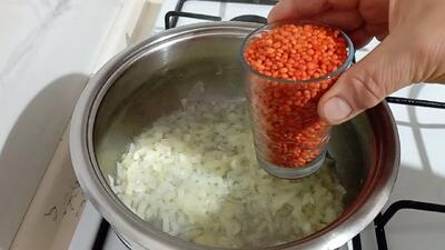 دال عدس را با پیاز سرخ کنید / طرز تهیه غذای بدون گوشت با عدس قرمز