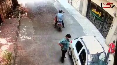 ببینید| لحظه شکه کننده زورگیری دوموتور سوار از یک مادر و فرزند جلوی درب خانه اش | 18 مرداد 1404