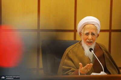 آیت‌الله‌العظمی جوادی آملی: دروغ رسانه‌های استکباری مثل زباله بدبوست/ اگر کسی به جناح‌بازی و خبرسازی عادت کند، دیگر با دروغ زندگی می‌کند و از شنیدن راست محروم می‌شود
