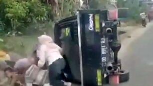 فیلم لحظه دلخراش واژگونی وانت پر از زن و کودک