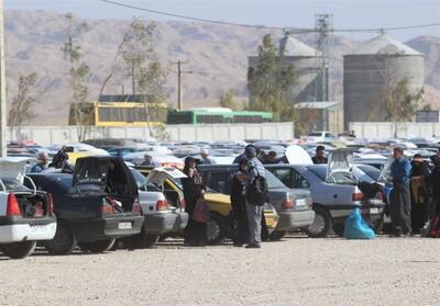 انتقال خودروهای رهاشده در شهر مهران به پارکینگ اربعین - تسنیم