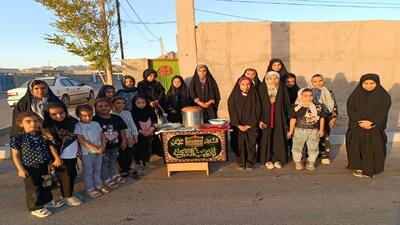 تصاویری از پذیرایی خالصانه کودکان روستای ده محمد با برپایی موکب در آستانه اربعین