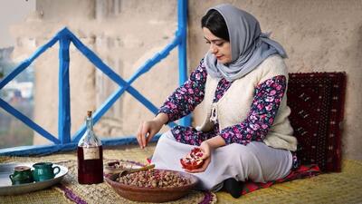 طرز تهیه زیتون پرورده به روش سنتی توسط بانوی روستایی (فیلم)