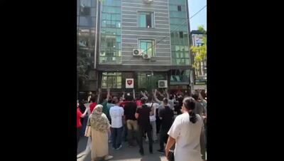 تجمع هواداران پرسپولیس مقابل باشگاه (فیلم)