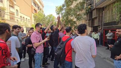 تجمع هواداران پرسپولیس مقابل ساختمان باشگاه و شعار علیه مدیر روابط عمومی پرسپولیس