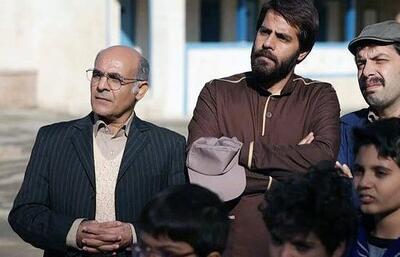 عکس «عزیز لاهوتی، مدیر پرورشگاه» (بچه مهندس) در جوانی در کنار مادرش