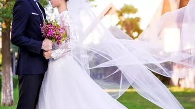 خلاقیت مشاغل؛ ابتکار منحصربفرد خیاط پنجه‌طلا در دوختن لباس عروس برای خودش با پشم چیده شده از گوسفندان مزرعه‌اش+ویدیو/ تماشا کنید نهایت سلیقه و هنر رو