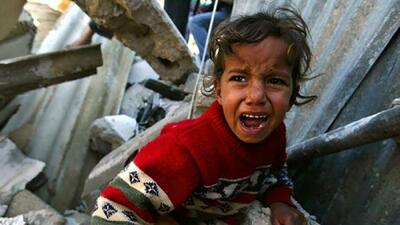 لحظه دلخراش مرگ کودک فلسطینی زیر جعبه کمک هوایی + فیلم