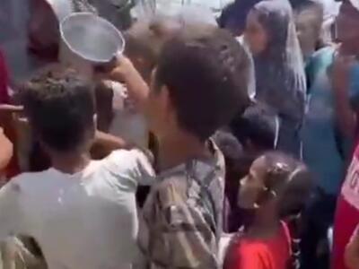 صف طولانی کودکان فلسطینی زیر آفتاب سوزان در انتظار دریافت غذا در آشپزخانه خیریه خان یونس