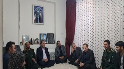 دیدار جمعی از مسئولان نیشابور با خانواده شهدای مدافع حرم + عکس