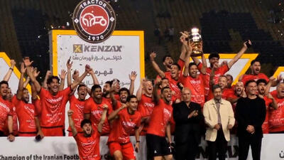 لحظه اهدای جام سوپرجام به تراکتور