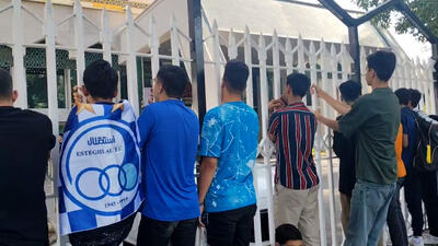 حال و هوای هواداران استقلال مقابل هتل این تیم