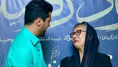 بوسیدن دستان آزیتا حاجیان توسط سینا مهراد در اکران مردمی سریال «از یاد رفته» (عکس)