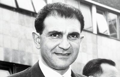 چهره ها در زمان؛ عکس؛ سفر در زمان؛ «اردشیر زاهدی» در حال باز کردن در ماشین برای شاه در رم؛ سال 1340