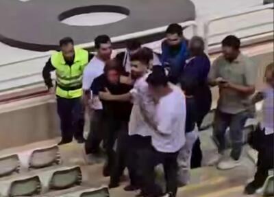 ببینید / عصبانیت ساپینتو از هجوم چند هوادار برای گرفتن عکس یادگاری، حین تماشای بازی!