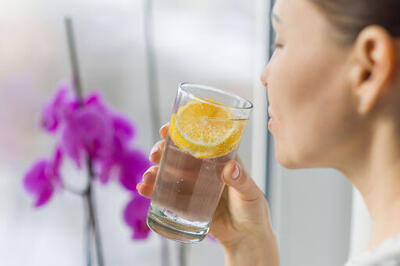 نوشیدن آب چقدر در آبرسانی پوست مؤثر است؟ | تفاوت بین پوست خشک و دهیدراته ؟