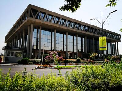 تصویر این دو خبرنگار صدا و سیما مقابل ساختمان شیشه ای + عکس