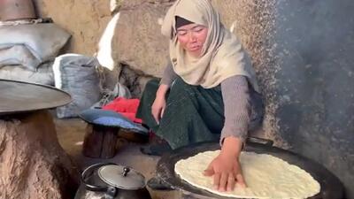 غذای روستایی در افغانستان؛ طرز تهیه نان و املت گوجه پیازی در دل غار / فیلم