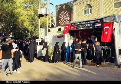 انا الحسین یجمعنا؛ تجلی برادری ملت‌ها در موکب جوانان استانبولی در کربلا - تسنیم