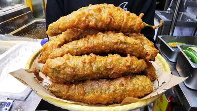 طرز پخت تمپورای فلفل و مرغ سوخاری در خیابان‌های سئول (فیلم)