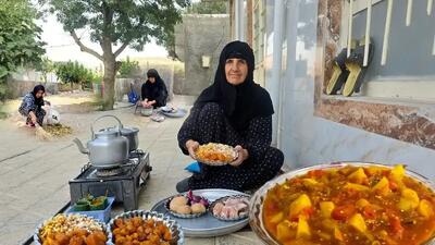 پخت سنتی خورشت آلو با مرغ محلی توسط مادربزرگ ایلامی (فیلم)