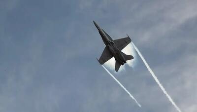 ثبت یک لحظه جادویی؛ رنگین‌کمان بخار در نمایش هوایی جنگنده F-18 (+عکس)