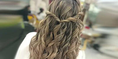 شیک‌ترین مدل‌های شینیون با کرلی مو برای مهمانی و عروسی‌های شما - چی بپوشم