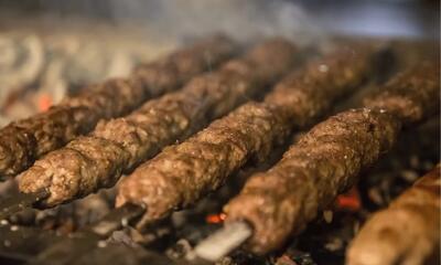 چگونه کباب را دوباره گرم کنیم؟ راهنمای کامل گرم کردن کباب با مایکروفر، اجاق گاز و فِر