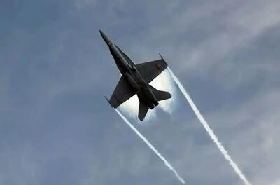 ثبت یک لحظه جادویی؛ رنگین‌کمان بخار در نمایش هوایی جنگنده F-18