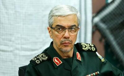 عکس «سپهبد باقری» در یک منطقۀ جنگی در سوریه در حال بررسی نقشۀ نظامی
