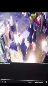 لحظه هولناک برخورد پراید با عابران؛ مشتریان ساندویچی زیر گرفته شدند!