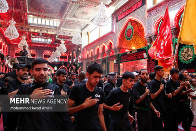برافراشته شدن پرچم حشدالشعبی توسط مواکب عراقی در حرم امام حسین (ع)