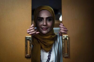 سلفی شیوا مکینیان بازیگر  سریال پایتخت در آسانسور / رونمایی شری جان از عاشقانه هایش : هر محال از دست او ممکن شود هر ....