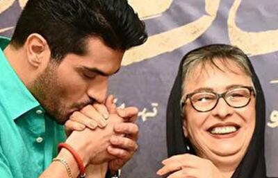 ویدیو جدید از دستبوسی سینا مهراد در اکران سریال