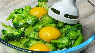 کلم بروکلی را با تخم مرغ مخلوط کنید / طرز تهیه کاسرول کلم بروکلی خوشمزه تر از گوشت