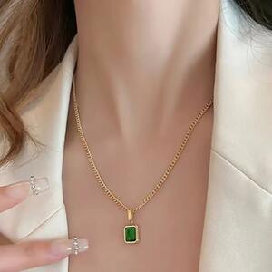 از سنگ ماه تا یشم؛ ترندهای داغ گردنبند سنگی زنانه در سال ۲۰۲۵ + عکس