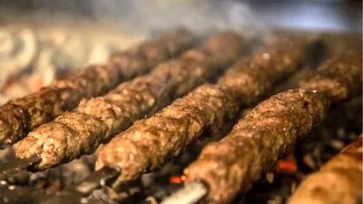 چگونه کباب را دوباره گرم کنیم؟ راهنمای کامل گرم کردن کباب با مایکروفر، اجاق گاز و فر