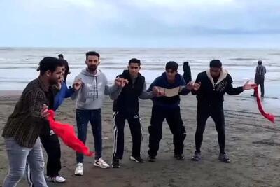 آواز محلی؛ پسرا دورهمی رفتن لب دریا چه رقص محلی میرن و آهنگ یاواش یاواش رو  میخونن