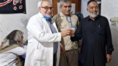 اهدای انگشتر به پزشک درمانگاه سلامت در کربلای معلی