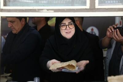 پذیرایی فاطمه مهاجرانی از زائران در مسیر زوار اربعین حسینی - مهران (فیلم)