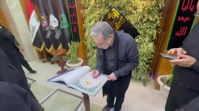 امضای دفتر یادبود مضیف حرم مطهر حسینی (ع) توسط سید عباس عراقچی
