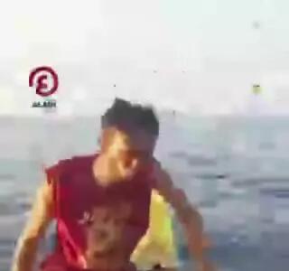 غافلگیری بزرگ یک ماهیگیر؛ لحظه پاشیدن جوهر توسط ماهی مرکب!