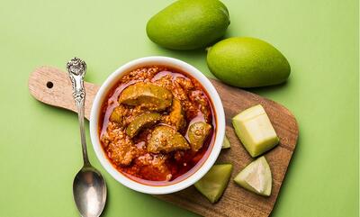 طرز تهیه ترشی انبه روغنی پاکستانی با پوست