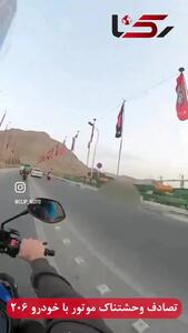 فیلم تصادف وحشتناک موتورسواران / موتورسواران هنگام ویدئو به یک خودرو برخورد کردند