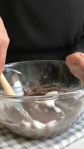 کیک فنجانی در قابلمه؛ شیرینی فوری و خوش‌طعم + فیلم