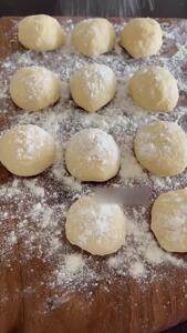 پیراشکی سوسیس خانگی؛ لقمه‌ای داغ و پرانرژی+ فیلم