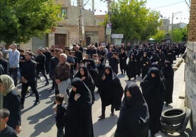 پیاده‌روی جاماندگان اربعین در شهرستان باروق رنگ و بوی شهدایی گرفت - تسنیم